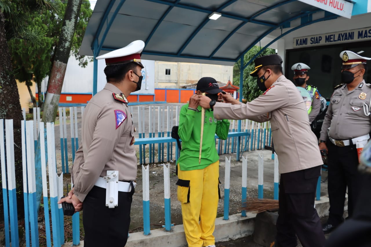 Operasi Keselamatan LK 2022, Kapolres Inhu Bagikan Masker dan Makanan