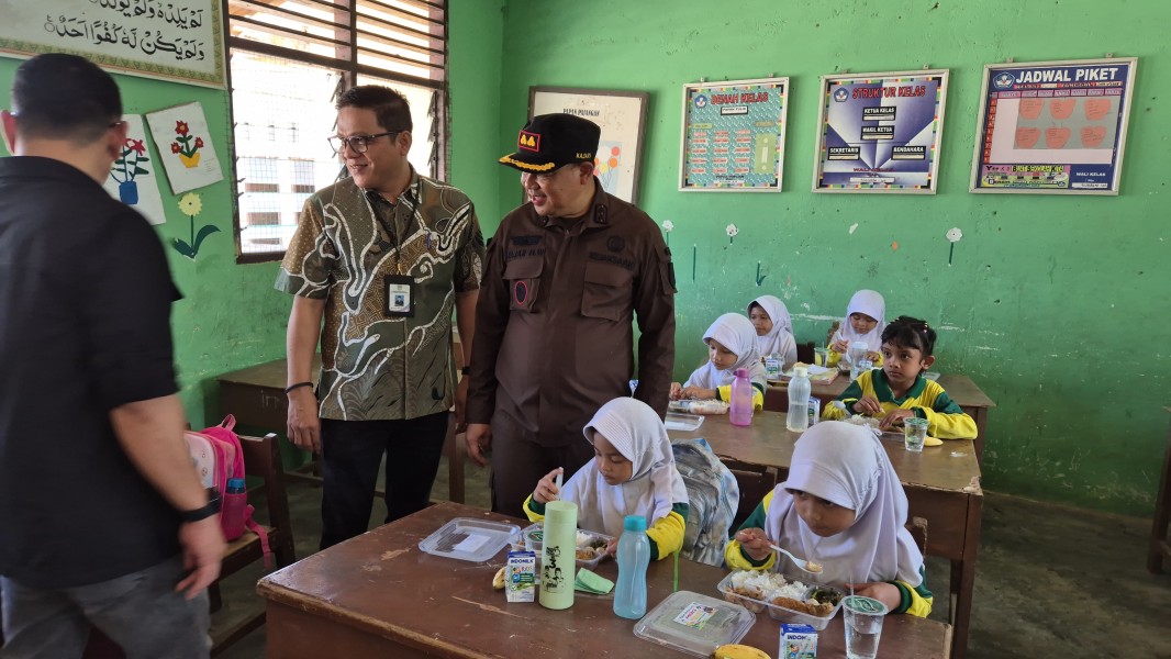Kejari Rohul Dan IAD Bagikan 160 Paket Makan Bergizi Gratis di SDN 019 Rambah