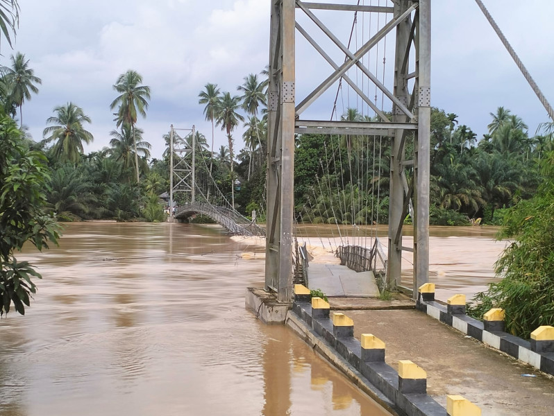 Jembatan Gantung Hampir Putus Diterjang Banjir Menghubungkan Dua Desa Bukit Kauman Dan Desa Pebaun Hilir