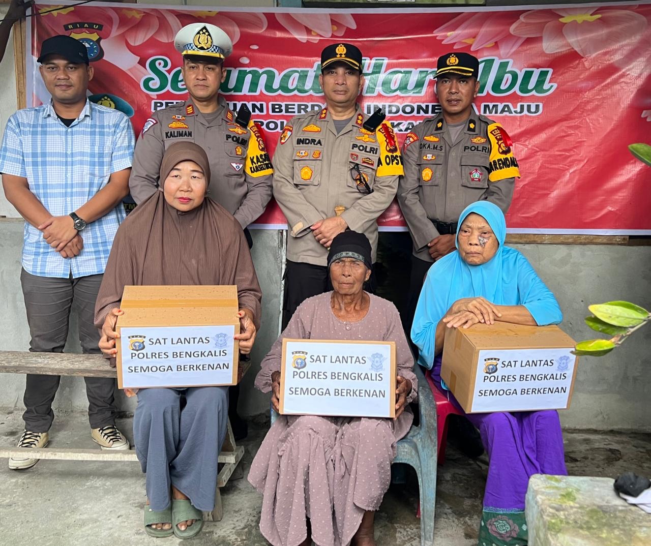 Peringati Hari Ibu, Kapolres Bengkalis AKBP Indra Wijatmiko Bagikan Sembako kepada Warga