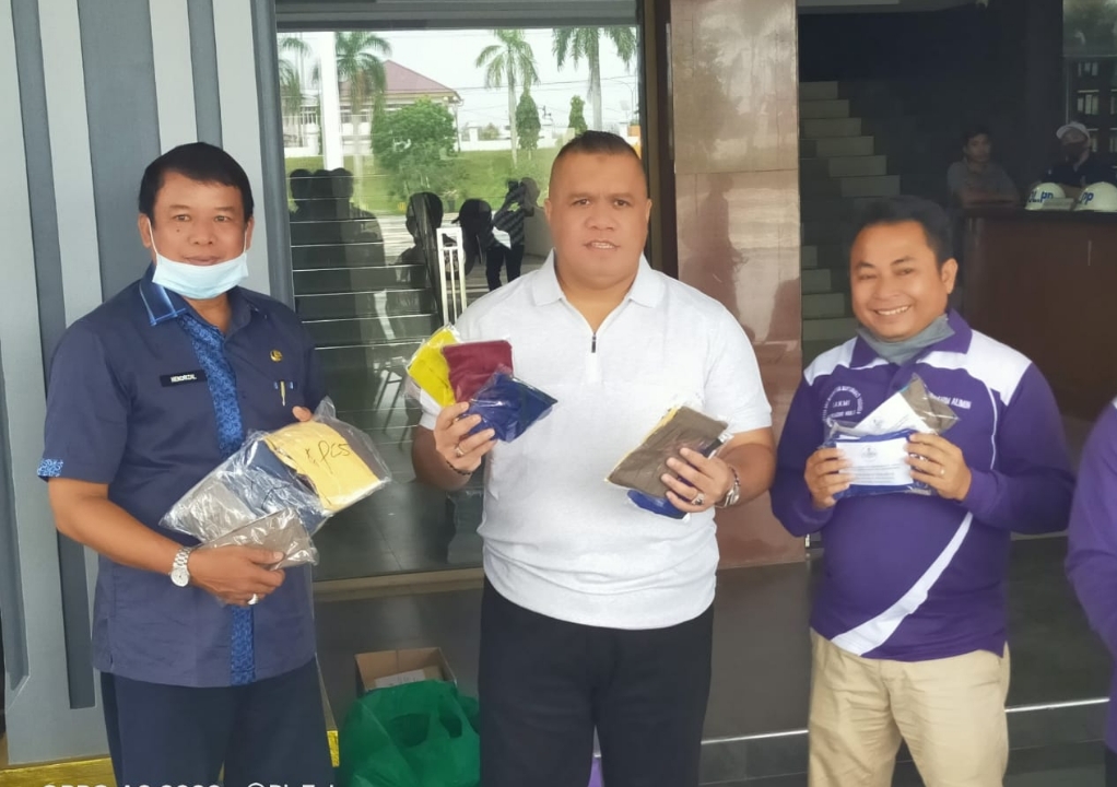 Ketua IAKMI Inhu Ibrahim Alimin Serahkan Donasi 1000 Masker Kepada Bupati Yopi