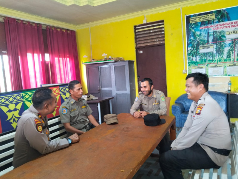 Kapolsek Kateman Berkoordinasi dengan Kasi Trantib Kecamatan Kateman untuk Wujudkan Pilkada Damai 2024