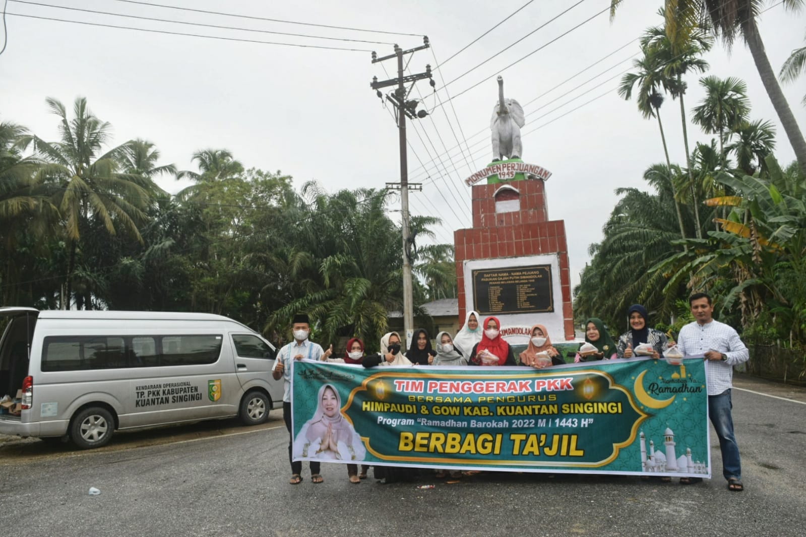 Tim Penggerak PKK, Himpaudi dan GOW Kuansing Berbagi Takjil Program Ramadhan Barokah 2022