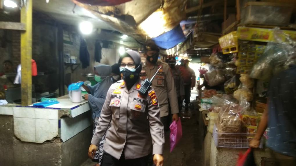 Polsek Bukit Raya Bagikan Masker Gratis Kepada Pedagang dan Pengunjung Pasar Pagi Arengka 