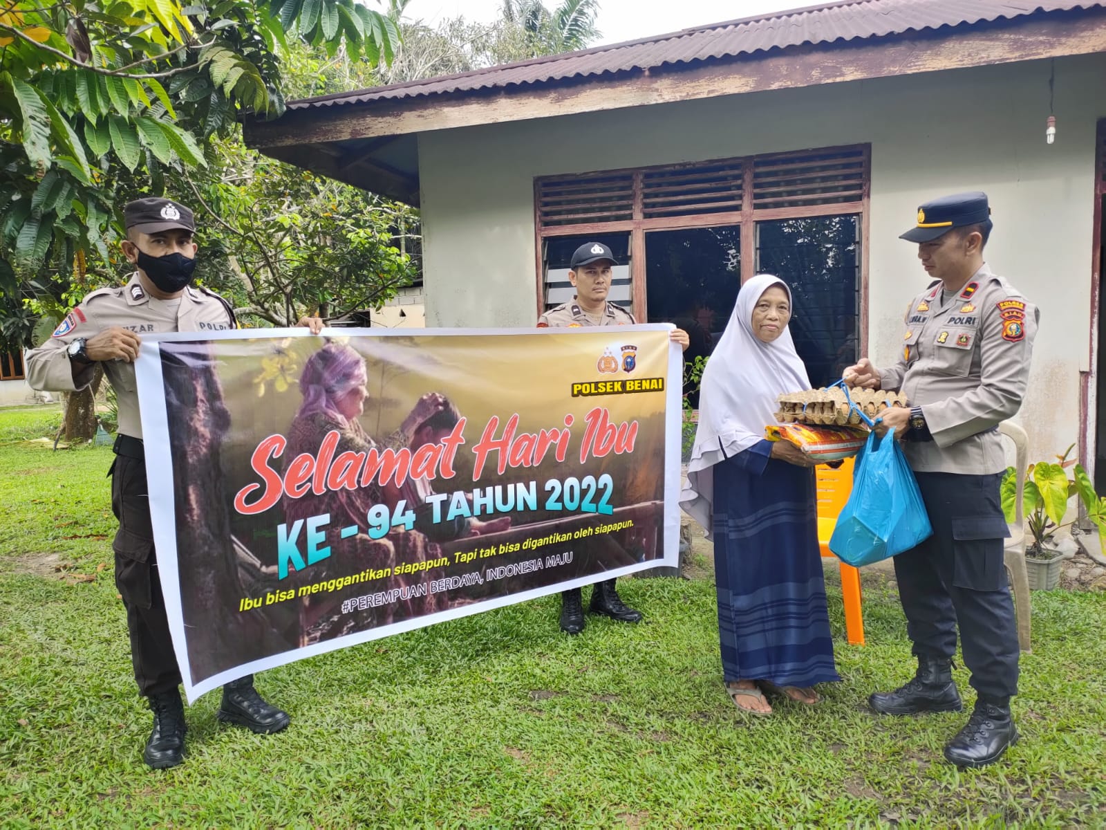 Kapolsek Benai Dan Kapolsek Pangean Beri Bantuan Kepada Para Ibu Tulang Punggung Keluarga Pada Hari