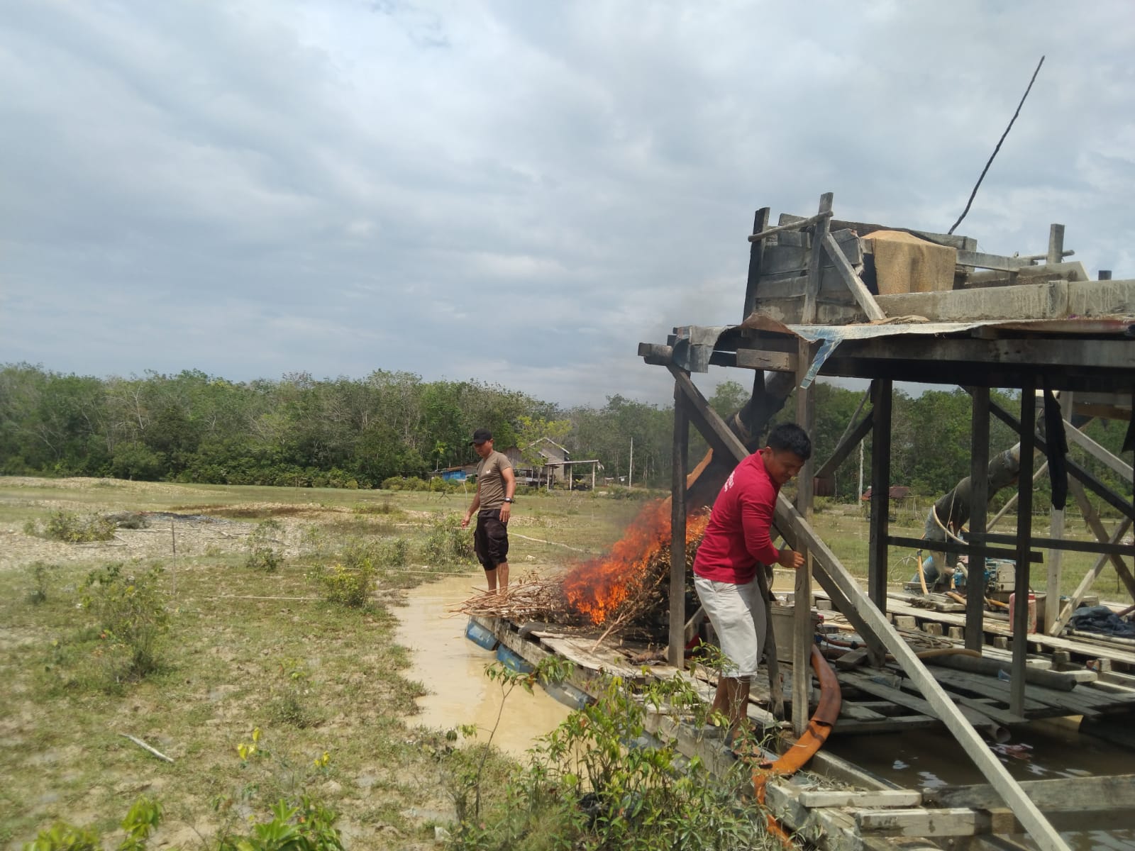 Respon Pemberitaan Masalah PETI, Kapolsek Benai Beserta Anggota Terjun Langsung Ke TKP