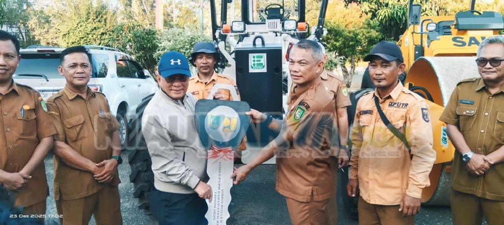 Percepat Pembangunan Rohil, Bupati Serahkan Langsung Dua Alat Berat Baru ke Dinas PUPR