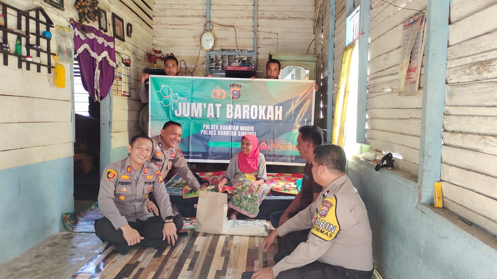 Jumat Barokah, Polsek Kuantan Mudik Bagikan Sembako Kepada Lansia Dan Masyarakat Kurang Mampu