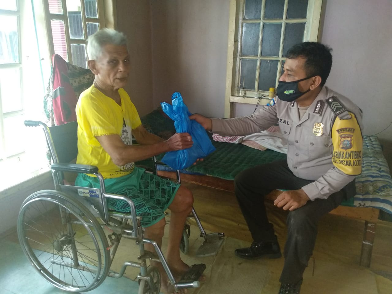Bhabinkamtibmas Polres Inhu Antarkan Daging Kurban Door To Door Untuk Penyandang Disabilitas