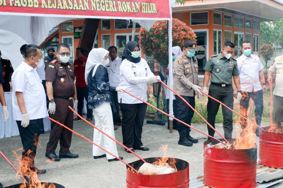 Lapas Bagansiapiapi Ikuti Pemusnahan Barang Bukti Inkracht di Kejari Rohil