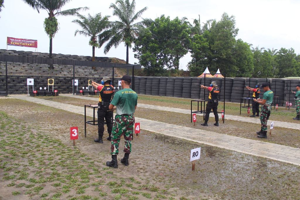 Personel Brimob Polda Riau Ikuti Lomba Menembak di Arhanud 13/PBY