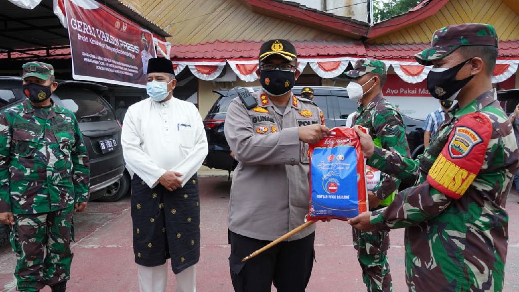Didampingi Kapolres Siak, Bupati Lepas Perdistribusian Bansos Serentak TNI-Polri di Perawang