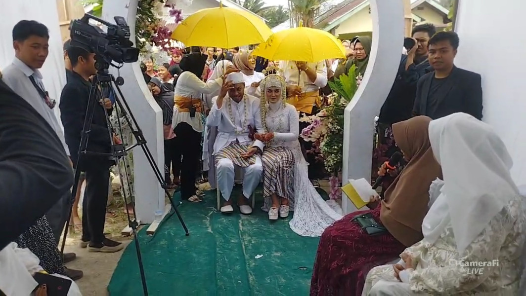 Keseruan Sawer Pengantin Tradisi Sunda Yang Masih Dilestarikan