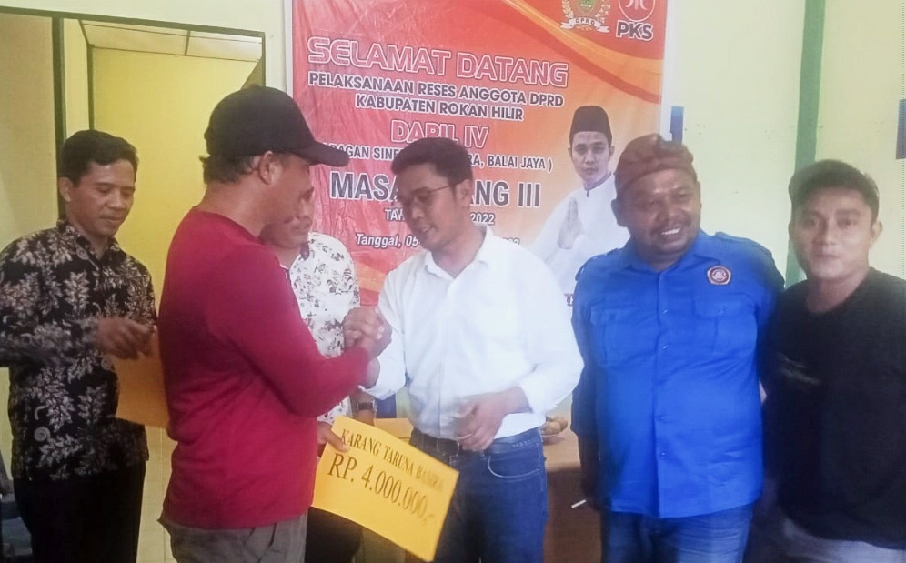 Saat Reses, Anggota DPRD Rohil Fazrul Hidayat Serahkan Bantuan Uang Tunai