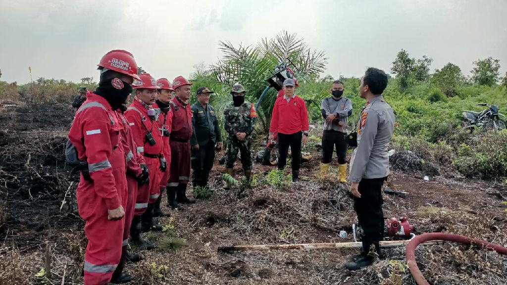 Temukan Titik Api, Kapolsek Tambang Langsung Koordinir Anggota Lakukan Pemadaman