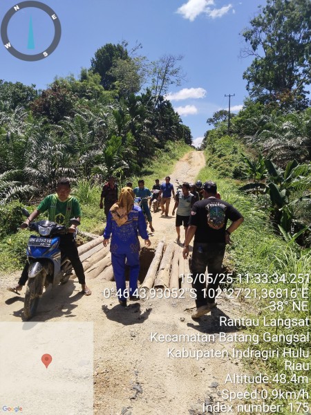 Plt Camat Batang Gansal Pantau Ruas Jalan Rusak di Desa Siambul dan Rantau Langsat