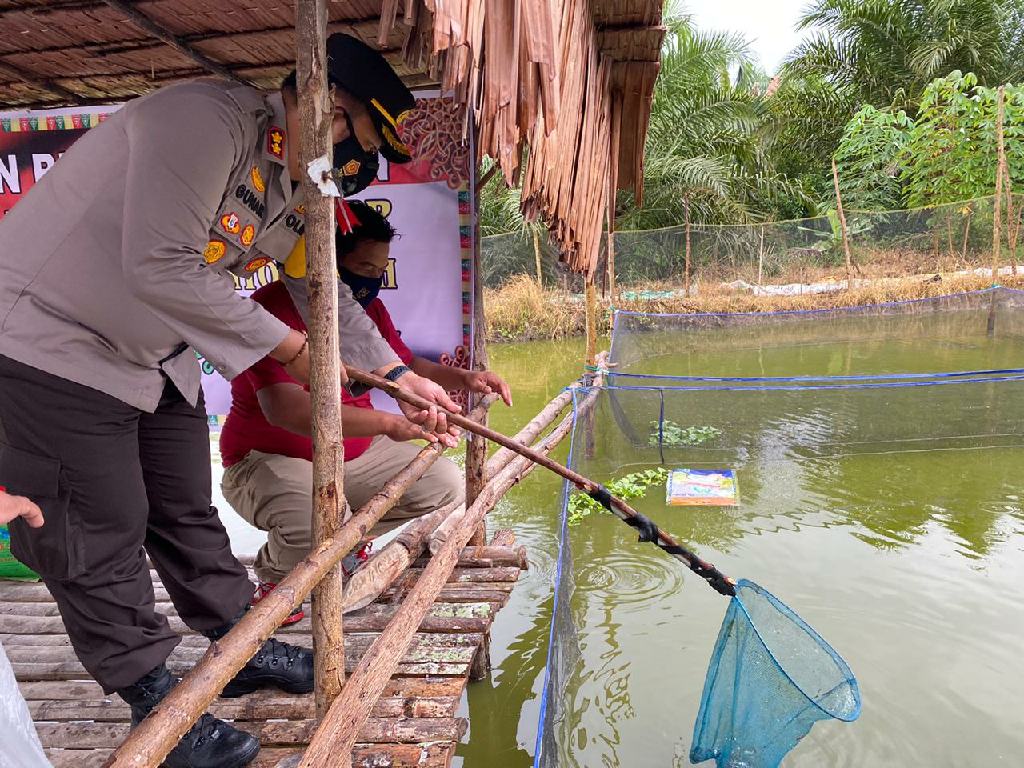 Gerakan Jaga Kampung, Kapolres Siak Tabur 5.000 Bibit Ikan