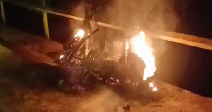 Geram Dengan Maraknya Pencurian, Warga Bakar Motor Pelaku