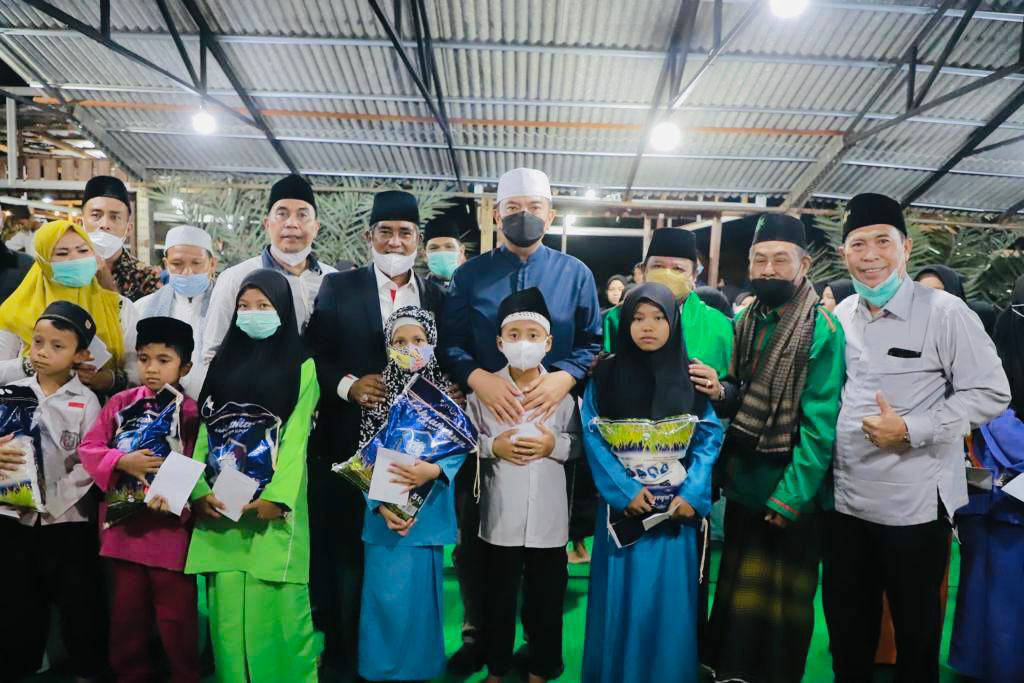Doa Bersama dengan PW NU Riau dan Kyai, Kapolda Riau Serahkan Santunan Kepada 500 Anak Yatim
