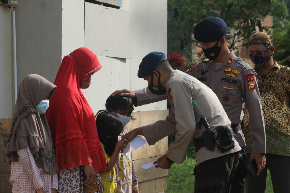 Sambut Idul Fitri, Batalyon C Pelopor Brimob Polda Riau Bagikan Santunan ke Anak Yatim