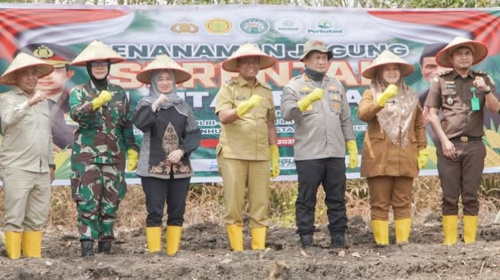Ketua DPRD Rohil bersama Forkopimda Tanam Pohon Dukung Program Swasembada Pangan