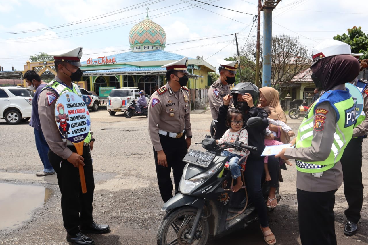Ops Keselamatan LK 2022, Kapolres Inhu dan Kasat Lantas Turun Ajak Pengguna Jalan Untuk Vaksinasi