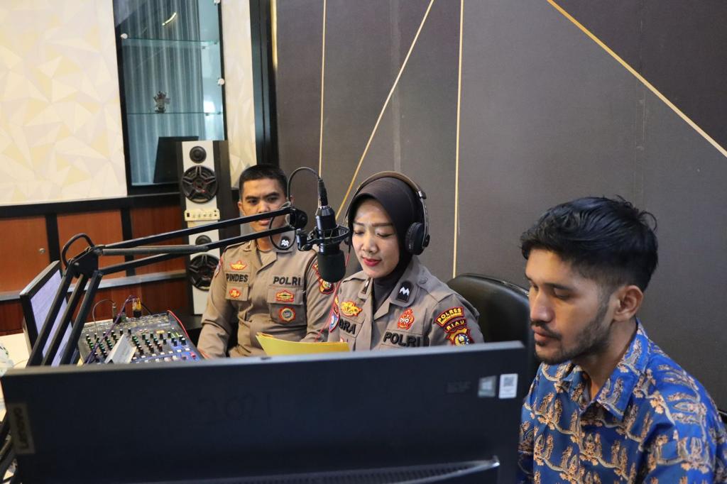 Melalui On Air Radio, Sat Binmas Polres Kuansing Sampaikan Pesan Kamtibmas