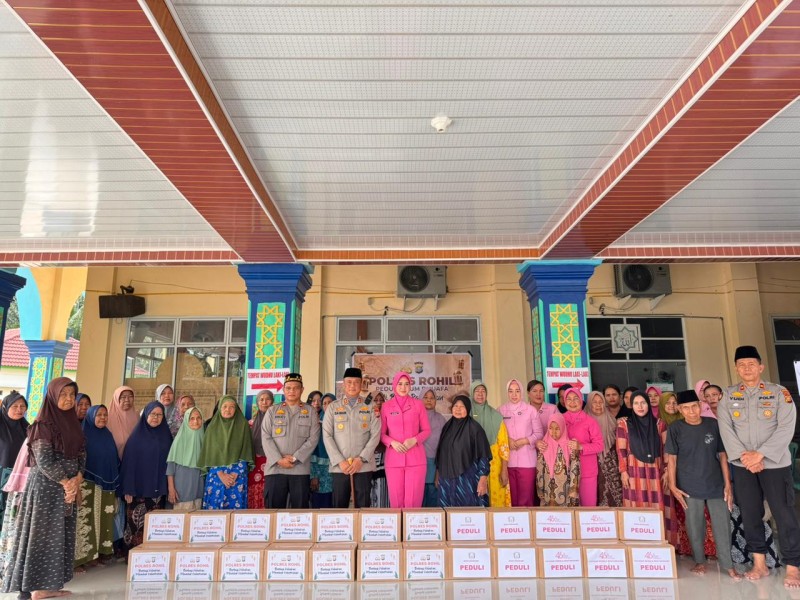 Polres Rohil Tebar Kepedulian, Kapolres Isa Imam Syahroni Serahkan Sembako untuk Kaum Duafa di Tanah Putih
