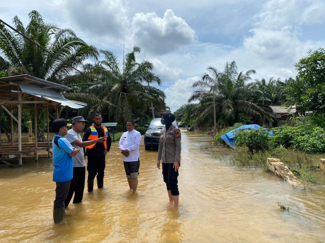 Dua Desa Dilanda Banjir Bandang, Kapolsek dan Camat Batang Gansal Turun