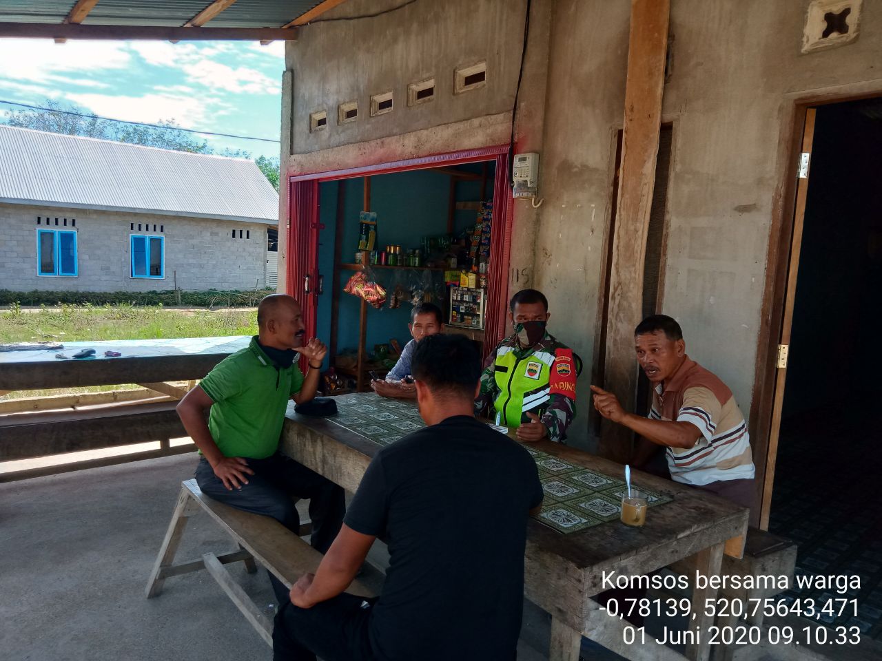 Sosialisasi Gunakan Masker Sertu Lisbon Gultom Datangi Warga Kelurahan Peranap