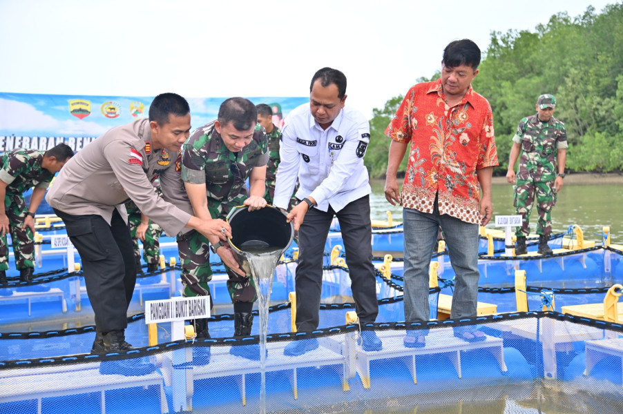 Camat Rupat Utara Aulia Fikri Dampingi Pangdam Tabur Benih Ikan Di Keramba Binaan Danrem