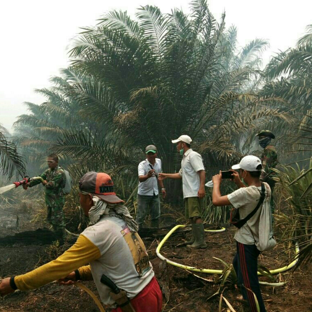 Anggota TNI Lakukan Pendinginan Areal PT. PAL Yang Terbakar