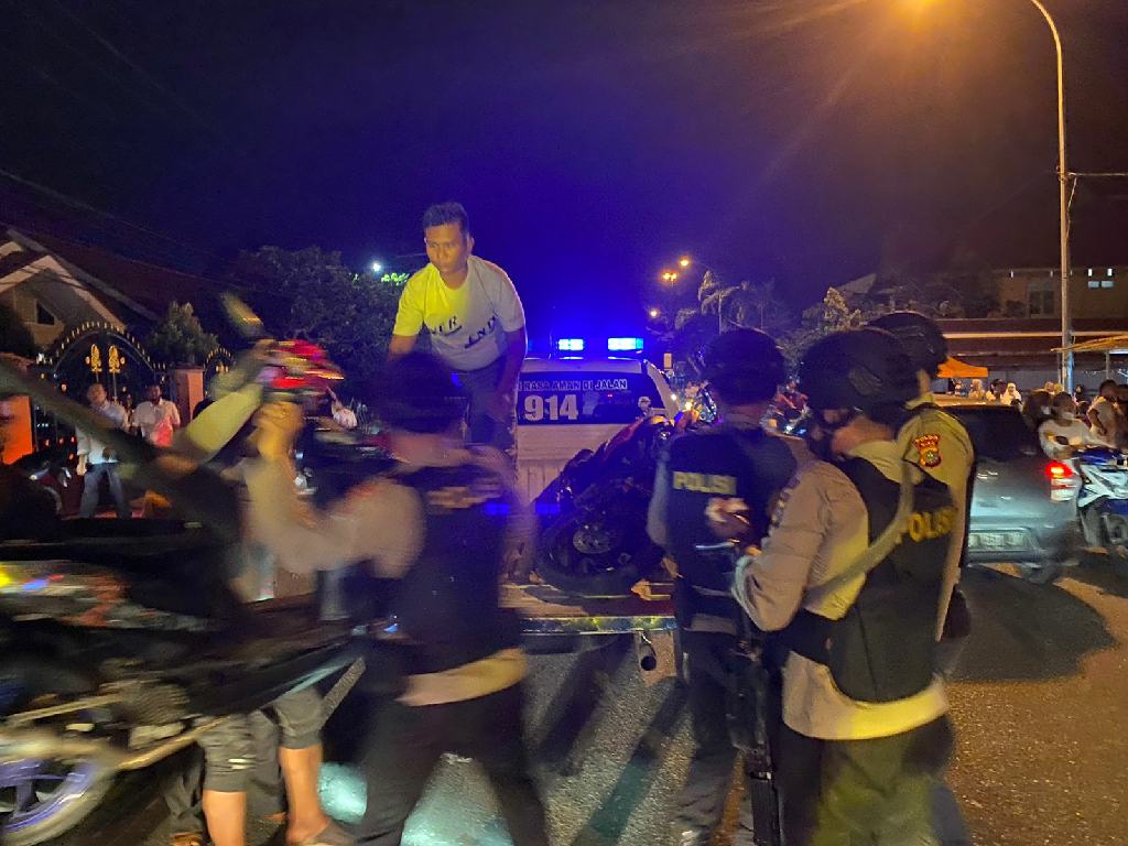 Saat Patroli, Tim TEMBAK Polres Kampar Bantu Korban Laka dan Amankan 3 Motor Pelaku Balap Liar