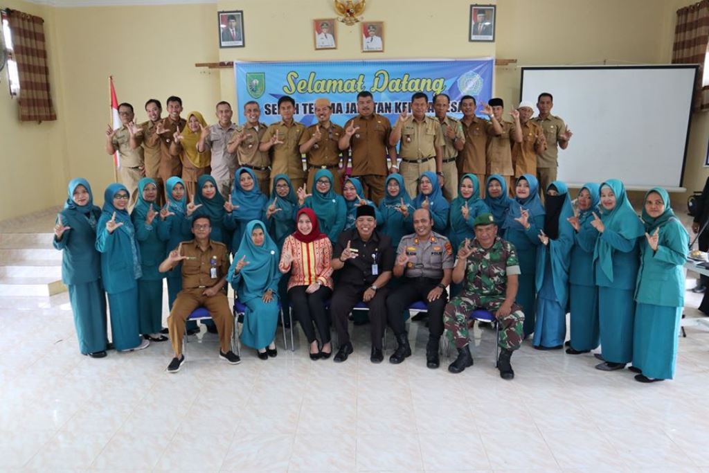 Ketua TP PKK dan Plt Kadis PMD Hadiri Sertjab Kades dan Ketua PKK Desa di kecamatan Lirik 