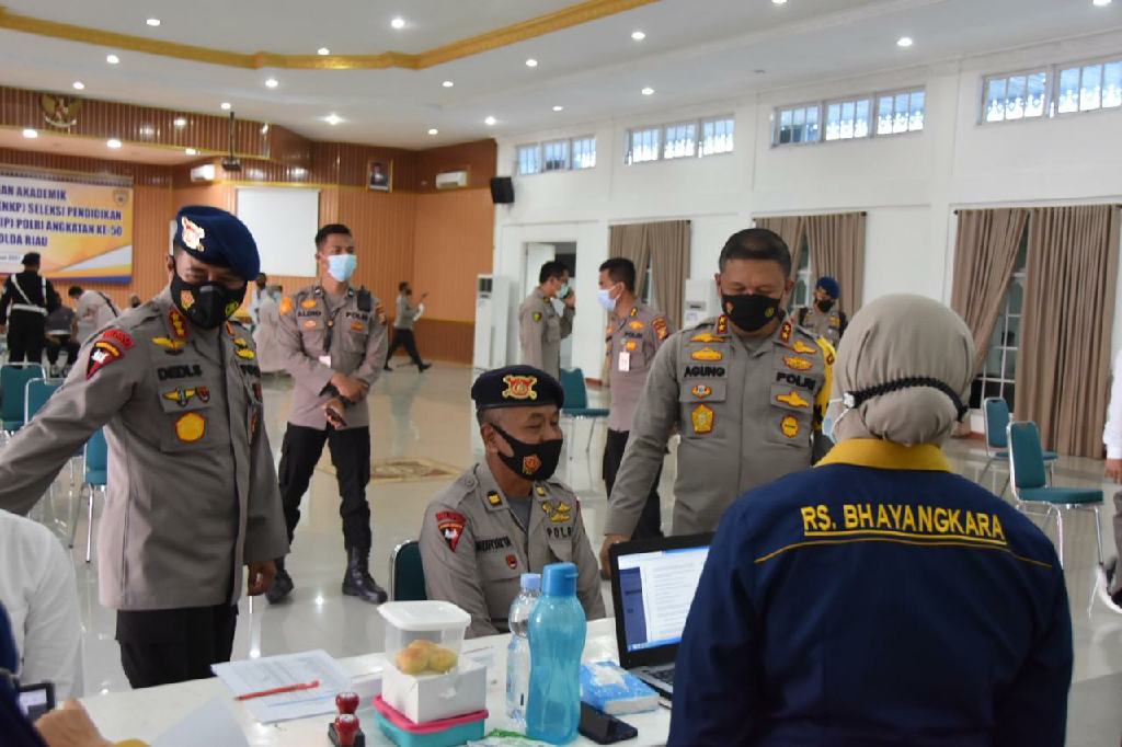 Kapolda Riau Cek Langsung Vaksinasi Personel Brimob di Gedung Bhayangkara