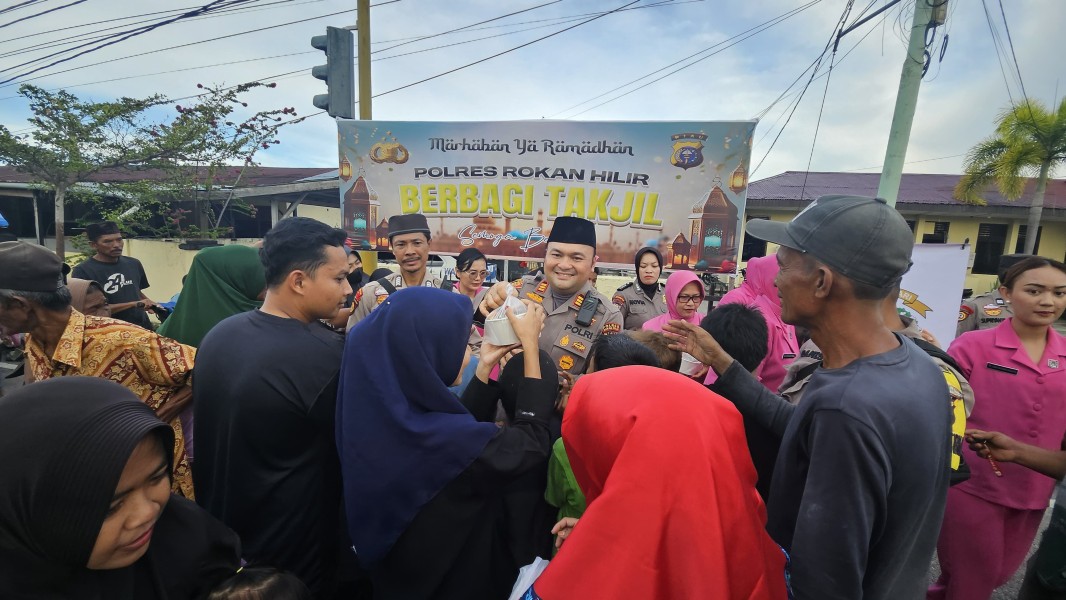 Berkah Ramadhan, Polsek Bangko Berbagi Takjil Gratis ke Masyarakat