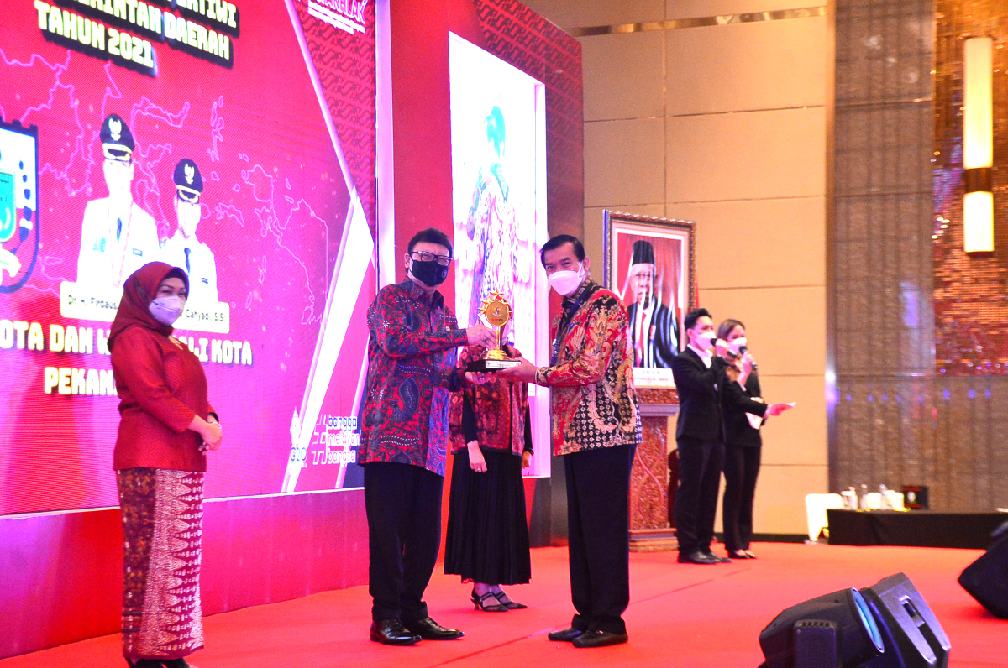 Capai Pelayanan Prima Nasional Walikota Terima Piala Adiwicita Sewaka Pertiwi