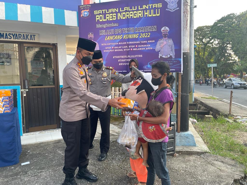 Kapolres Inhu Berbagi Takjil Saat Operasi Tertib Ramadhan LK 2022