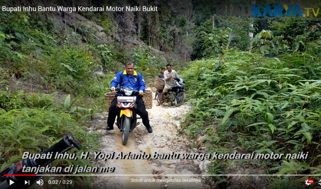 Ditengah Perjalanan ke Dusun Datai, Bupati Inhu Bantu Warga Kendarai Motor Naiki Tanjakan