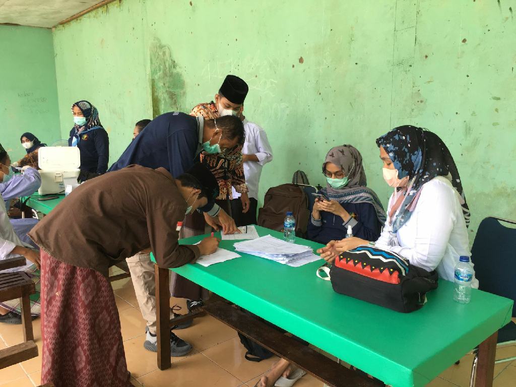 Nakes Polresta Pekanbaru Gelar Vaksinasi Bagi Santri dan Pengajar di Ponpes Nurul Huda Al Islami