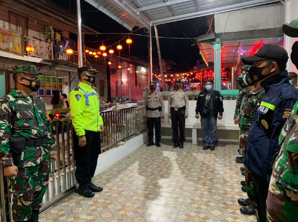 TNI-Polri Patroli Bersama di Wilkum Polsek Panipahan Dalam Rangka Tahun Baru Imlek 2021