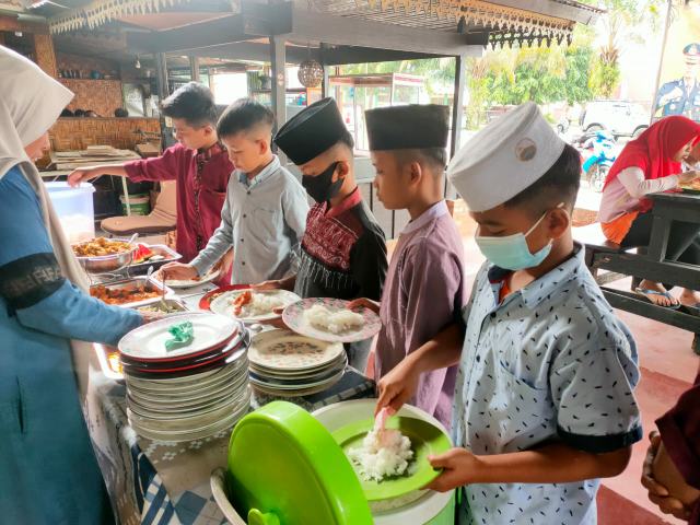 Satreskrim Polres Kampar Sediakan Makan Siang untuk Anak Panti Asuhan di Jumat Barokah