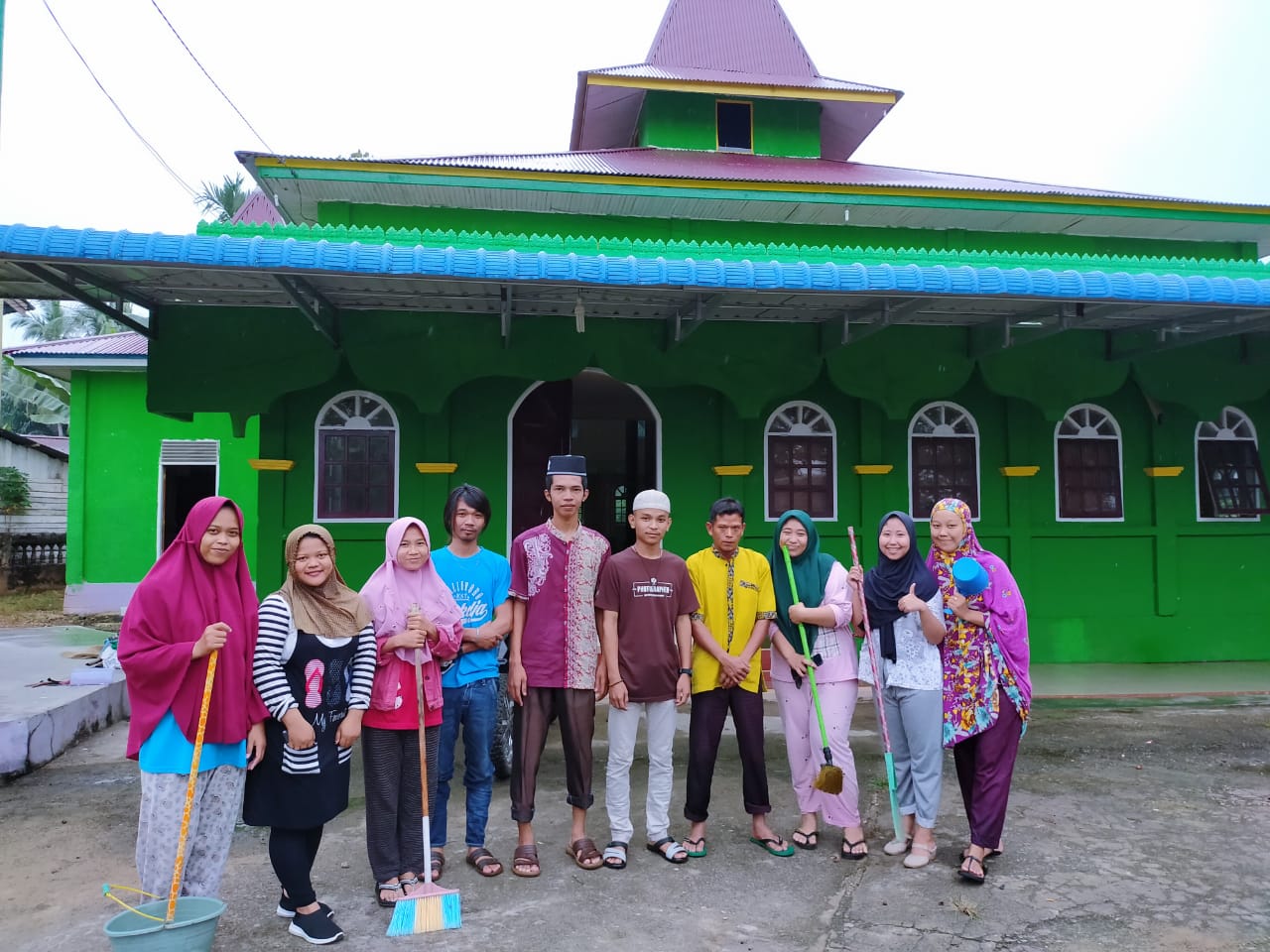 Jum'at Pagi Mahasiswa KKN Desa Gumanti Goro Bersihkan Masjid Jami'