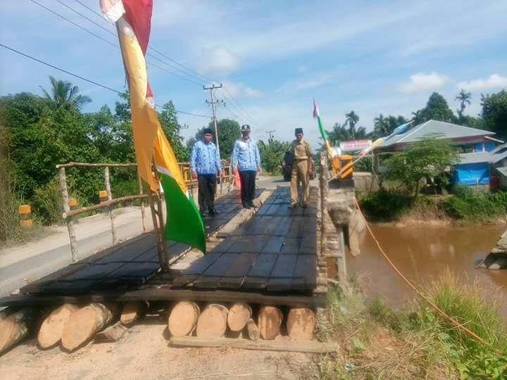 Dinas PU Riau Bangun Jembatan Dari Batang Kelapa  Atasi Kerusakan Jalan Raya Rengat - Tembilahan