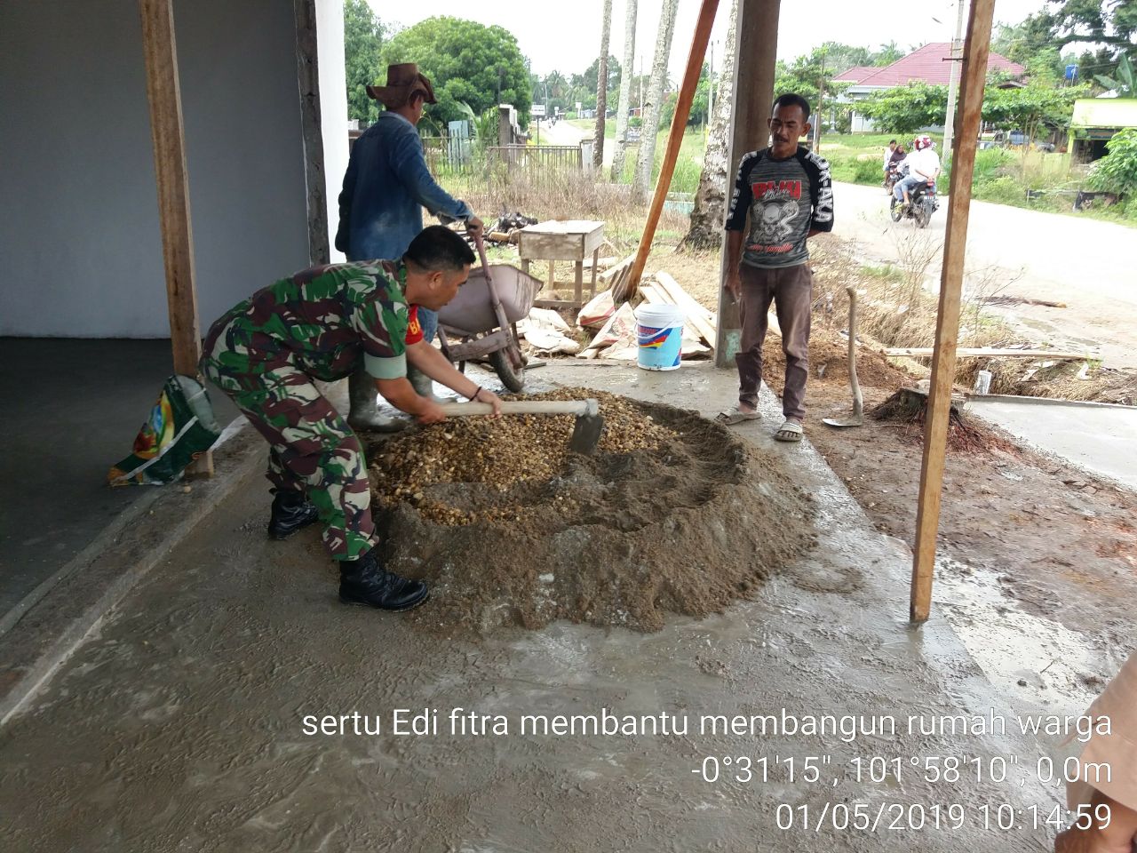 Bersama masyarakat Babinsa Goro Bangun Rumah Warga Desa Pematang Benteng