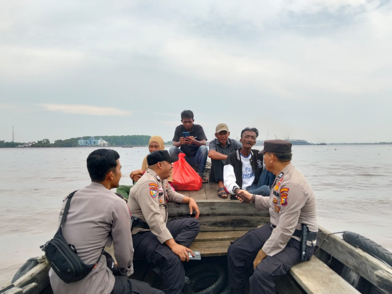 Kanit Binmas dan Anggota Serukan Pilkada Damai di Desa Tanjung Raja