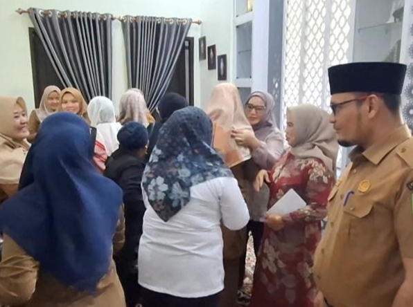 Jajaran Sekretariat DPRD Rohil Lakukan Halal Bihalal di Kediaman Sekwan Sarman Syahroni