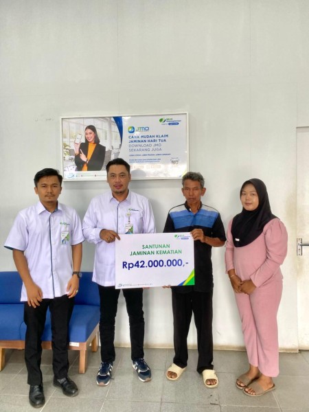 BPJS Ketenagakerjaan Kuantan Singingi Serahkan Santunan Jaminan Kematian kepada Ahli Waris Staf BPBD