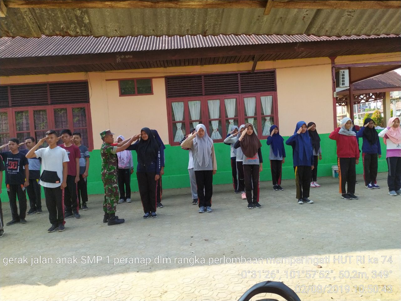 Jelang perlombaan HUT RI, Babinsa Serda Wahyu bimbing 34 Siswa-Siswi SMP Negeri 1 Peranap