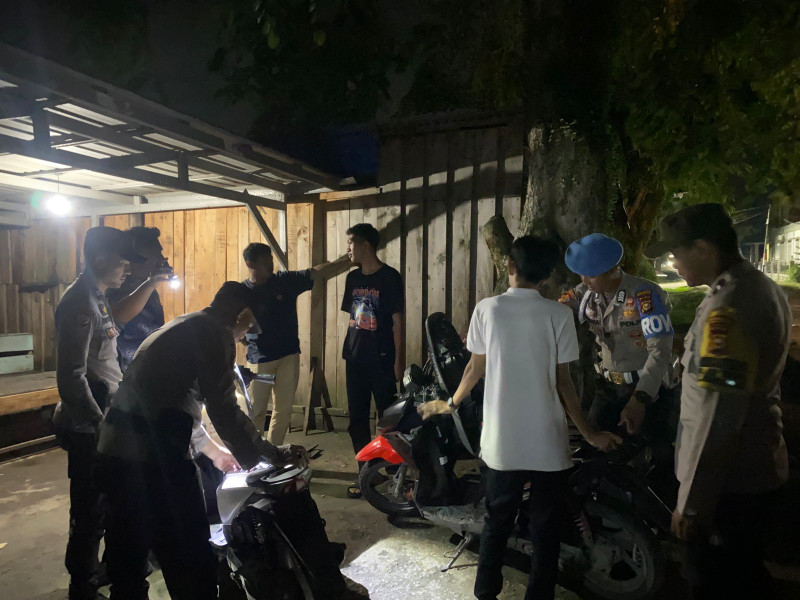 Gencar laksanakan Patroli Malam, Personil Polsek Kateman Tingkatkan Patroli Ke Pemukiman Warga Untuk Ciptakan Situasi yang Kondusif